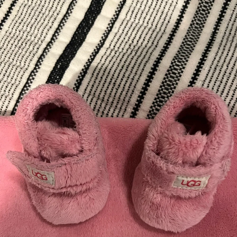 Pink Ugg baby booties and blankie Snuggie duo size 0/1